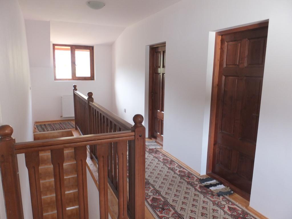 Pensiunea Piatra Mandrutului Farm stay *