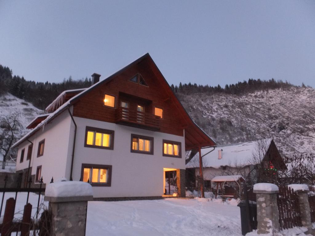 Farm stay Pensiunea Piatra Mandrutului