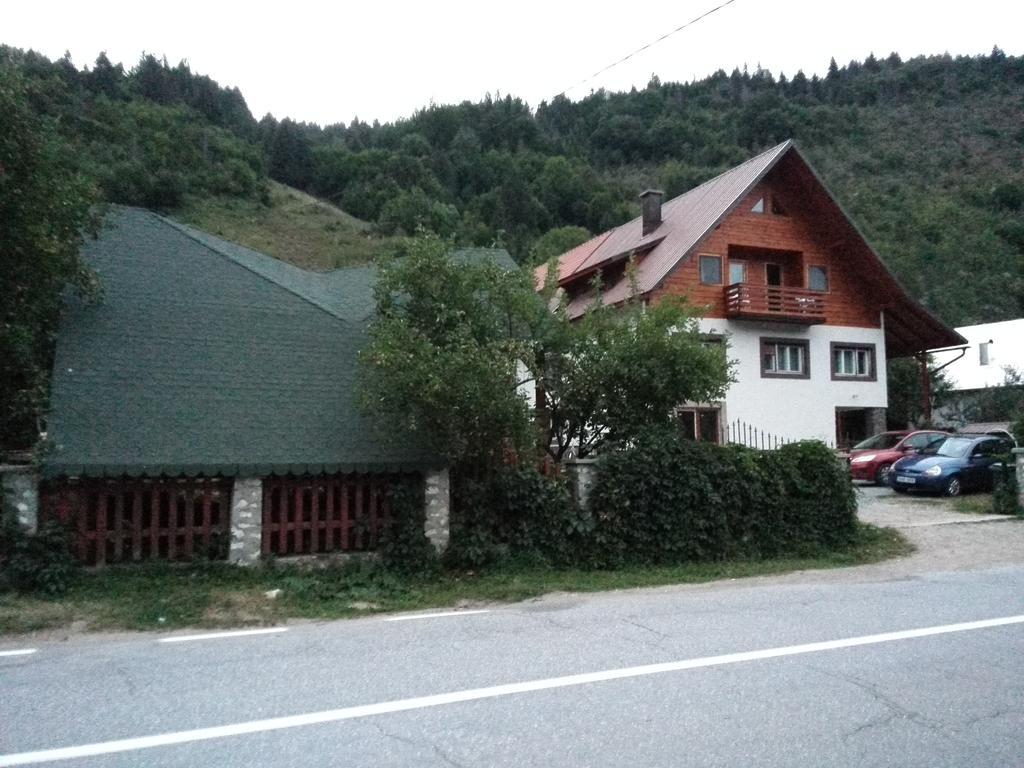 Farm stay Pensiunea Piatra Mandrutului